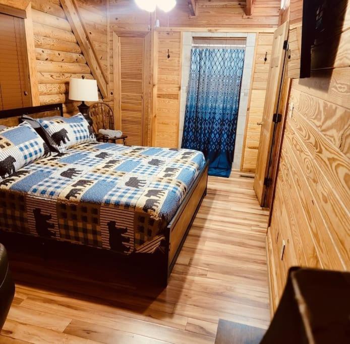 Rustic Black Bear Cabin Пиджен-Фордж Экстерьер фото