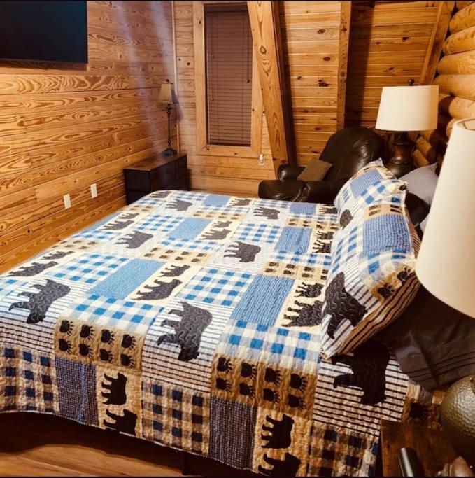 Rustic Black Bear Cabin Пиджен-Фордж Экстерьер фото