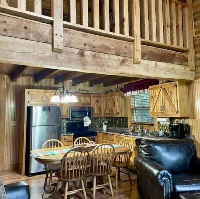 Rustic Black Bear Cabin Пиджен-Фордж Экстерьер фото